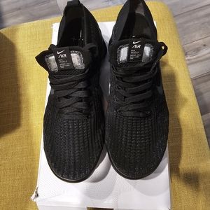 Black Nike vapormax
